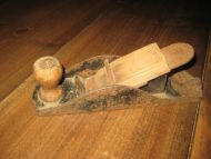 Gammel liten høvel i metall med trehandatak ca 18 cm lang 40 tallet?