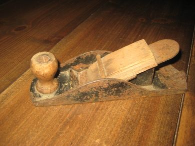 Gammel liten høvel i metall med trehandatak ca 18 cm lang 40 tallet?