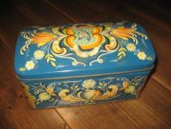 Meget pen blikkboks med lokk fra Chr Bjelland & Co Stavanger Ca 19*12 cm stor 10 cm høg 50 tallet