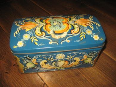 Meget pen blikkboks med lokk fra Chr Bjelland & Co Stavanger Ca 19*12 cm stor 10 cm høg 50 tallet