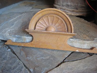 Noe for deg? Topp på et skap eller en sengegavl, ca 80*33 cm stor. Tidleg 1900.