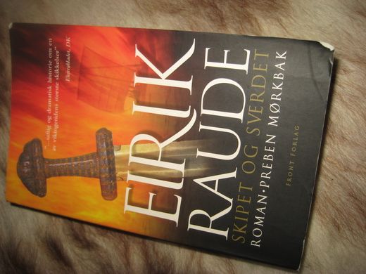 MØKBAK: ERIK RAUDE. SKIPET OG SVERDET. I.  2010.