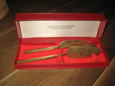 Iskniv og spade i tjukk tung messing Fra Thailand 70 tallet