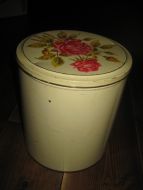 Stor og god kakeboks med rosemotiv på lokket ca 22 cm i diameter 25 cm høg 60 tallet