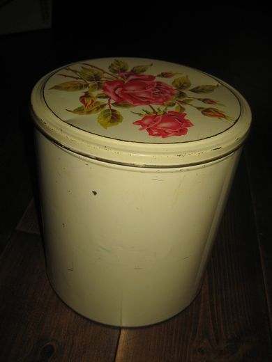 Stor og god kakeboks med rosemotiv på lokket ca 22 cm i diameter 25 cm høg 60 tallet