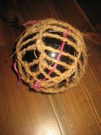 Pen kavlkule med pen seis fra tidleg 1900 Brukt ved garnfiske på den tid Ca 12 cm i diameter mørk grønn