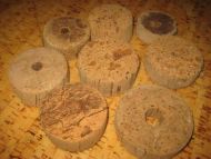 Lot med gamle garnkorker brukt ved garnfiske i gamle dager kan brukes til så mangt Du får denne loten som du har bestillt dette er lott kork nr D