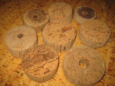 Lot med gamle garnkorker brukt ved garnfiske i gamle dager kan brukes til så mangt Du får denne loten som du har bestillt dette er lott kork nr D