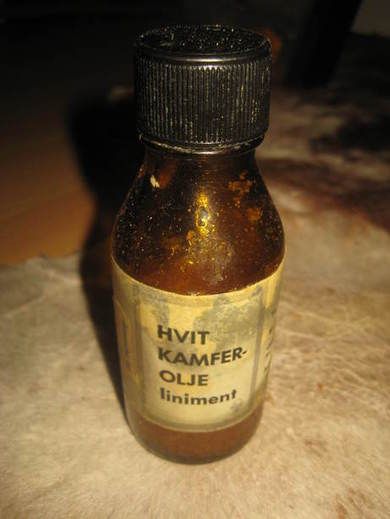 Flaske med noe innhold HVIT KAMFER OLJE liniment 60 tallet
