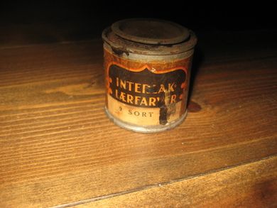 Boks med noe innhold INTERLAK LÆRFARVE SORT fra Internasjonal Farvefabrik Bergen 50 tallet