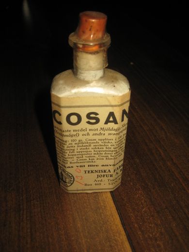 Flaske med inntørka innhold COSAN mot mjøldogg etc 50-60 tallet