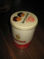 pen boks fra HALVARD DRÆGNI- HERMANNSVERK- SOGN Det er sunnhet i syltetøy ca 12 cm i diameter 18 cm høg 50 tallet