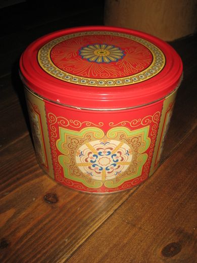 Pen boks til dine kaker? Ca 18 cm i diameter 14 cm høg
