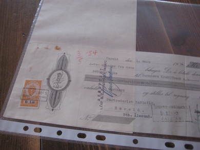Brev fra SUNNMØRE KREDITBANK med veksel til Bangavåg Rederi, Hareid, og påklistra stempelmerke. 1954.  Dette er nr 4