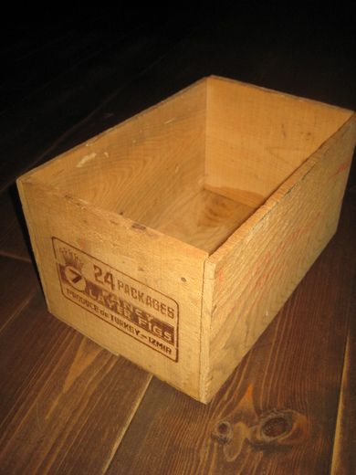 Trekasse med tekst: 24 PACKAGES FANCY FIGS Ca 32*22 cm stor 18 cm høg