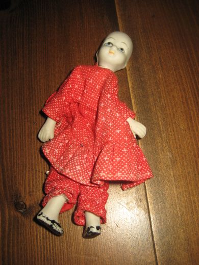 Dokke med piperensere som kropp resten i porselen alder ukjendt Ca 16 cm høg