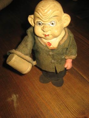 Gammel mekanisk ølgubbe drikk når vi presser på på undersida Ca 15 cm høg merka under #4# 50 tallet