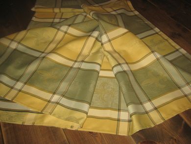 Eldre duk til salongbord eller spisebord meget pen ca 200*135 cm stor 60-70 tallet