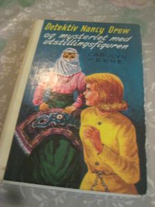 Keene: Detektiv Nancy Drew  og mysteriet med utstillings figuren. Bok nr 49, 