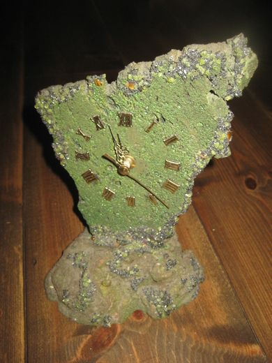 Steinklokke på bateri