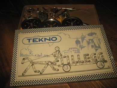 TEKNO eske med innhold 50-60 tallet Forsida tegna av Ellingsen