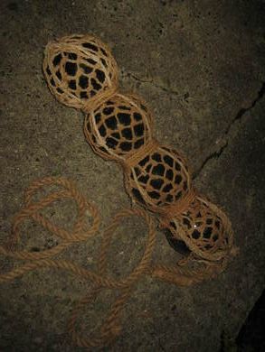 Lekkje med kavlkuler pene til pynt brukt ved garnfiske i gamle dager 50 tallet