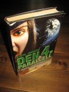JOHNSEN, KJETIL: DEN 4. PARALLELL. MARIA EKSPRIMENTET. 2011. 