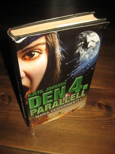 JOHNSEN, KJETIL: DEN 4. PARALLELL. MARIA EKSPRIMENTET. 2011. 