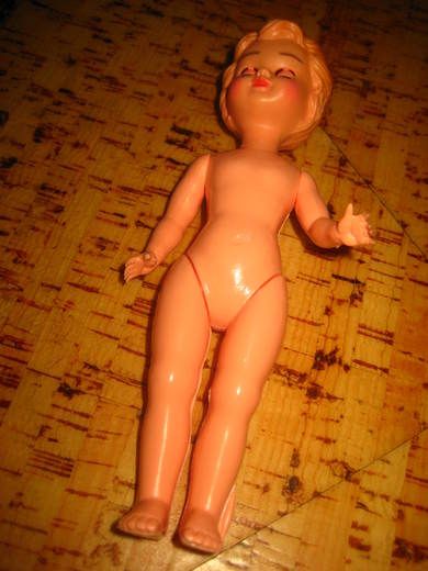 Pen CS dokke i hardplast ca 20 cm høg 60 tallet Bevegelige auger Brukt til å lage dodokker