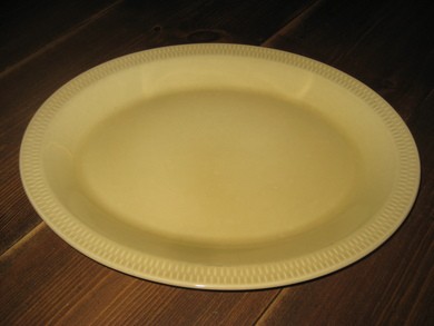 Pent serveringsfat fra Stavangerflint, ovalt, ca 34 cm langt. 60 tallet. 