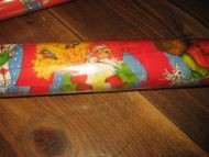 Uåpna rull julepapir fra 80 tallet 5 meter med pene julenissemotiv dette er rull nr 4