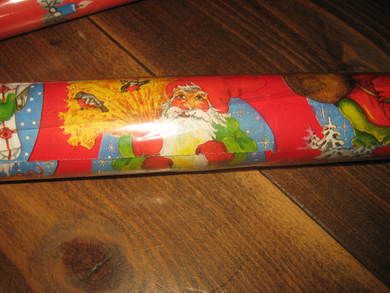 Uåpna rull julepapir fra 80 tallet 5 meter med pene julenissemotiv dette er rull nr 4