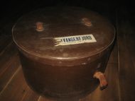 Stor gammel hatte eske med lokk ca 45 cm i diameter Tidleg 1900