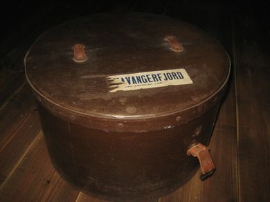 Stor gammel hatte eske med lokk ca 45 cm i diameter Tidleg 1900