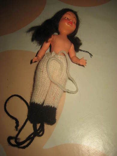 Pen dokke merka CS på rygg ca 17 cm høg