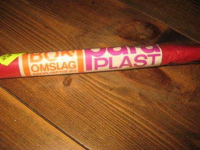 Rull BOKOMSLAG med selvklebende etikett 80-90 tallet Dette er rull nr A4 Rød