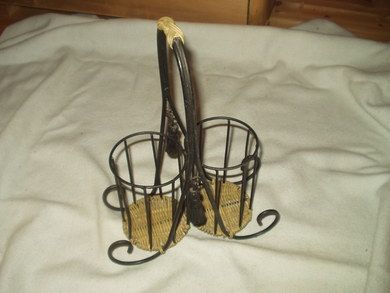 Eldre og pent vinstativ for 2 flasker