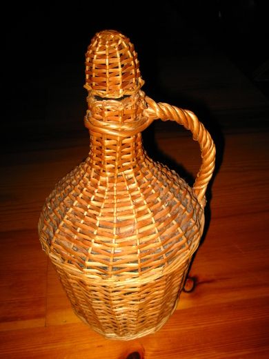 Fletta glassflaske med hank ca 35 cm høg