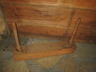 Gammel presse med skrumuttere av tre ca 60 cm lang