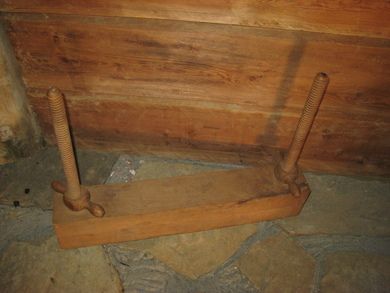 Gammel presse med skrumuttere av tre ca 60 cm lang