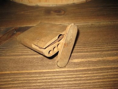 Gamle bor i treetui med skyvelokk Tidleg 1900