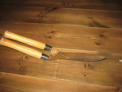 Eldre hagesaks med trehandtak 50-60 tallet