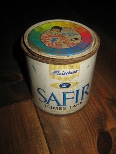 Boks med innhold, Fleischer SAFIR 1 TIMES LAKK. Fra FleischersKjemiske Fabrik, Bergen, 50-60 tallet. Med Fleischer gutten på lokket. 
