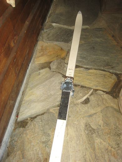 Treski fra 1954 brukt av Hæren ca 210 cm lange Produsert ved ASKJEMS SKIFABRIK STOKKE