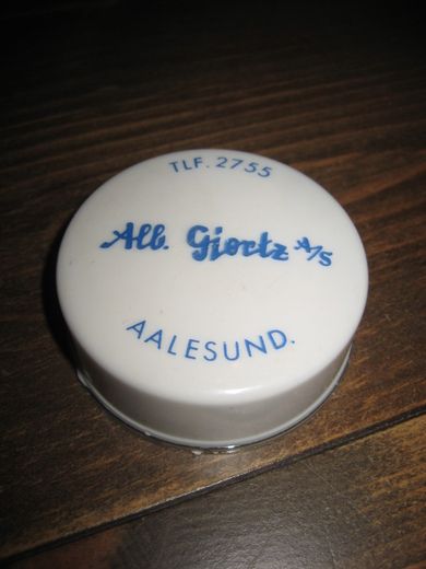 Boks i plast fra Alb. Gjørtz, aalesund. Tlf. 2755. 60 tallet. 