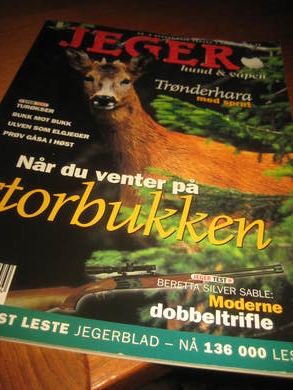 2000 nr 008 JEGER HUND OG VÅPEN