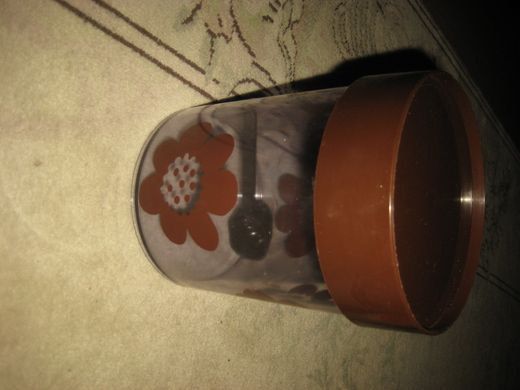 Pen kaffeboks fra 60 tallet ca 14 cm i diameter 19 cm høg Med måleskei