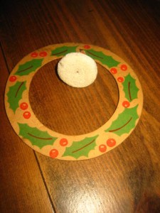 Julepynt fra 40 tallet, ca 11 cm i diameter. 