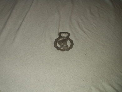 Flaskeåpner i tinn med vikingskip med tekst 