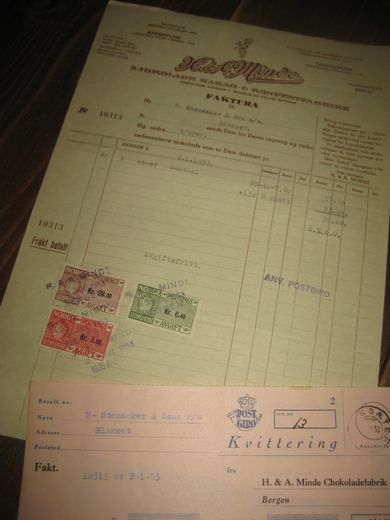 Minde SJOKOLADE - KAKAO & KONFEKTFABRIKK 2 1 1953 med kr 23 40 i stempelmerker